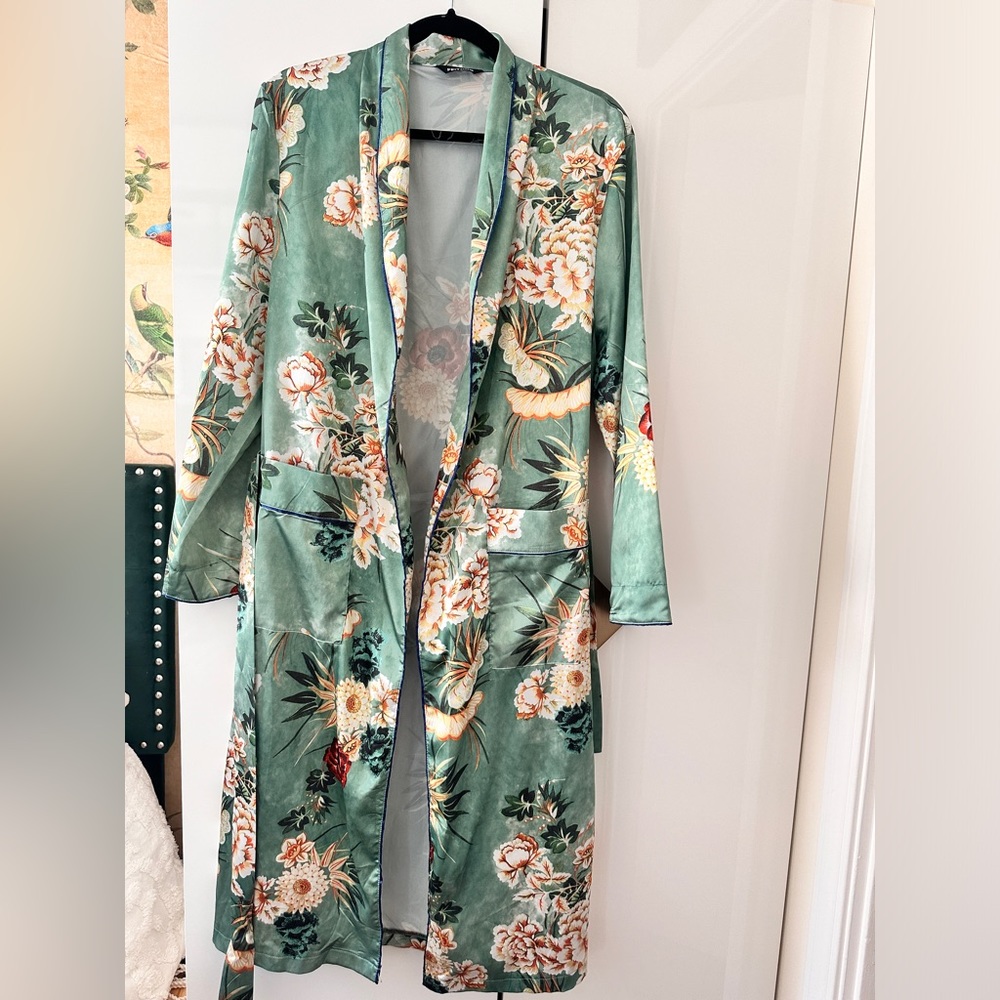 Long chinoiserie green kimono robe
